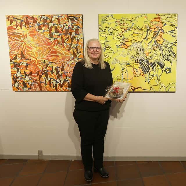 Farverig kunstudstilling på Dronninglund Kunstcenter med moderne maleri kunst.