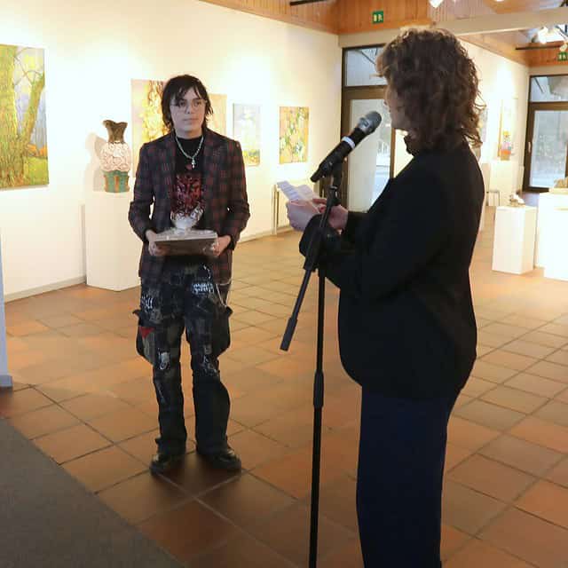 Unge kunstner modtager pris ved Dronninglund Kunstcenter kunstudstilling.