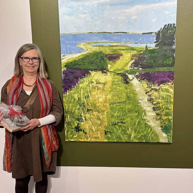 Svævende maleri af landskab ved Dronninglund Kunstcenter.