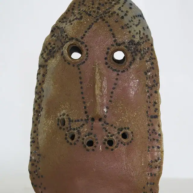 Rustik keramikskulptur med ansigtsdetaljer, kunstnerisk tegning, inspireret af nordisk kunst, udstilling Dronninglund Kunstcenter.