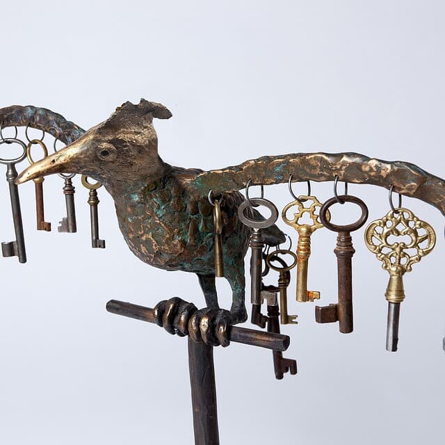 Keyholder bird sculpture at Dronninglund Kunstcenter with artistic metalwork.