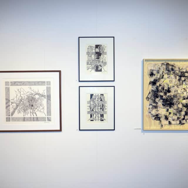 Kunstværker på Dronninglund Kunstcenter, udstilling af moderne og abstrakt kunst.