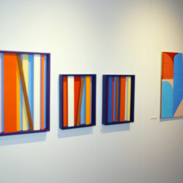 Farverige moderne kunstværker udstillet på Dronninglund Kunstcenter.