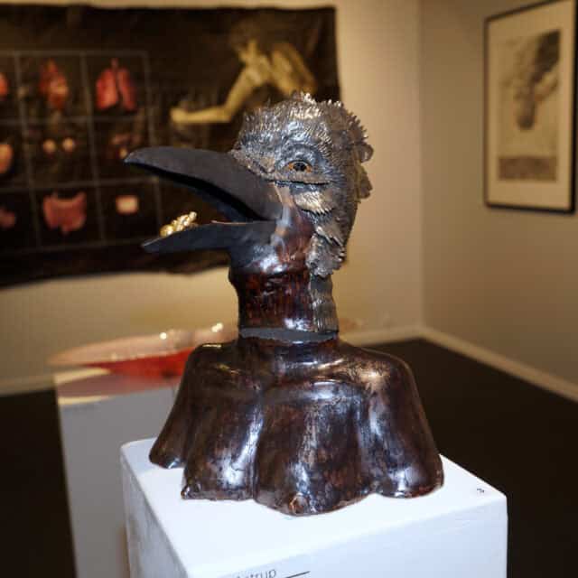 Unik kunstskulptur af en fugl i bronzevisning på Dronninglund Kunstcenter.