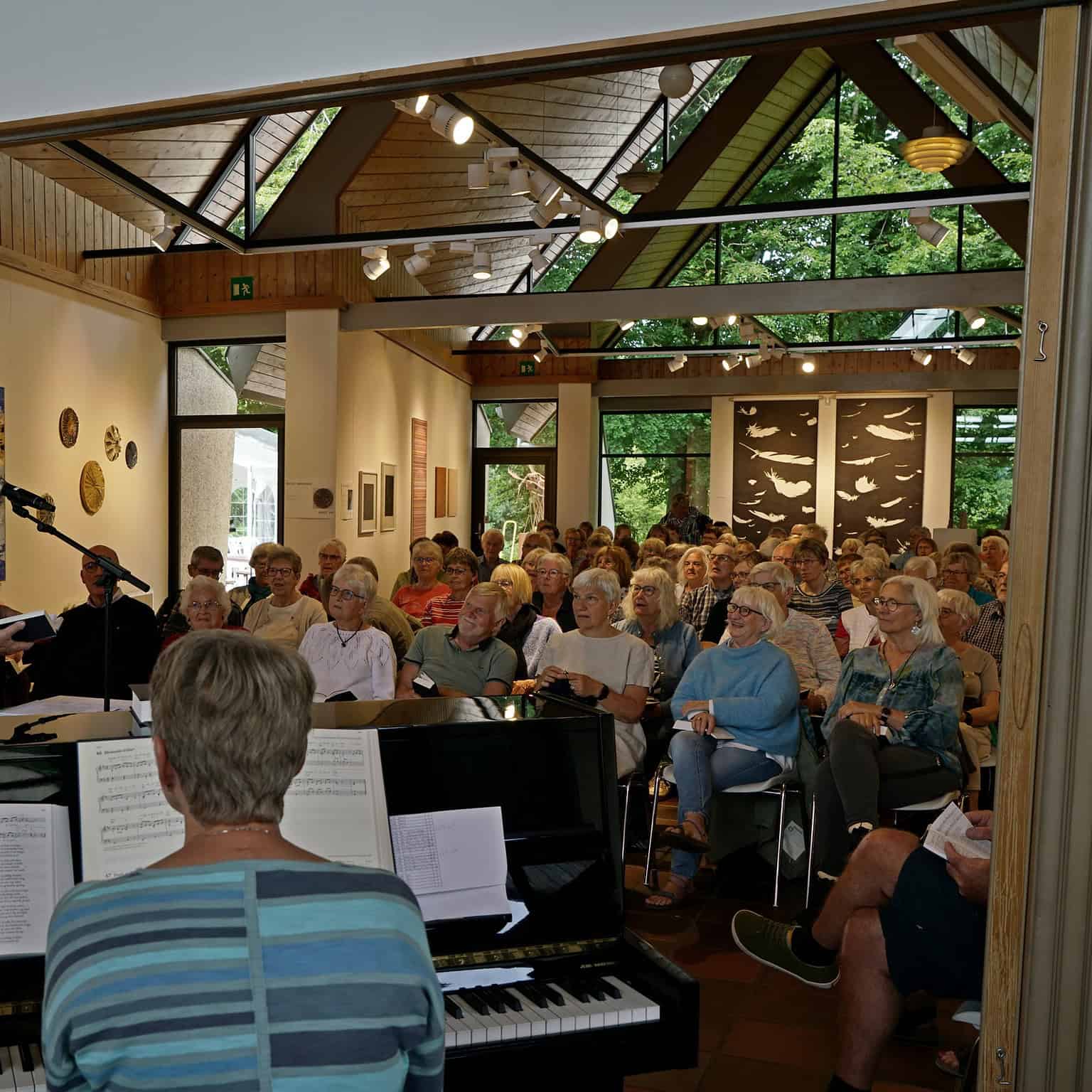 - Smuk koncert i Dronninglund Kunstcenter med publikum og kunstudstilling.