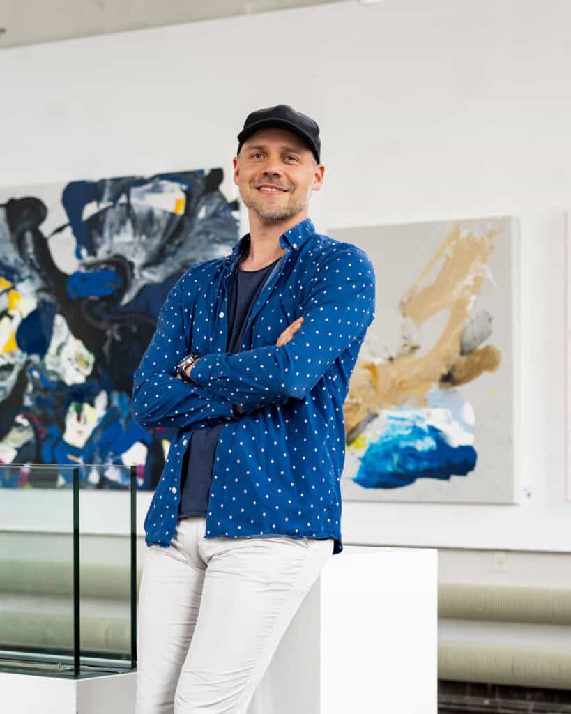 Kunstner i Dronninglund Kunstcenter med moderne abstrakt kunst.