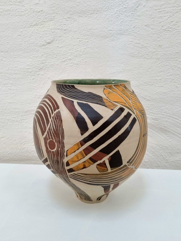 Farvet keramisk kunstvase med unikke mønstre, udstillet på Dronninglund Kunstcenter.