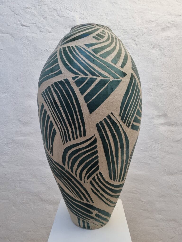 1. Moderne keramisk kunstvase med abstrakt mønster, udstillet hos Dronninglund Kunstcenter.