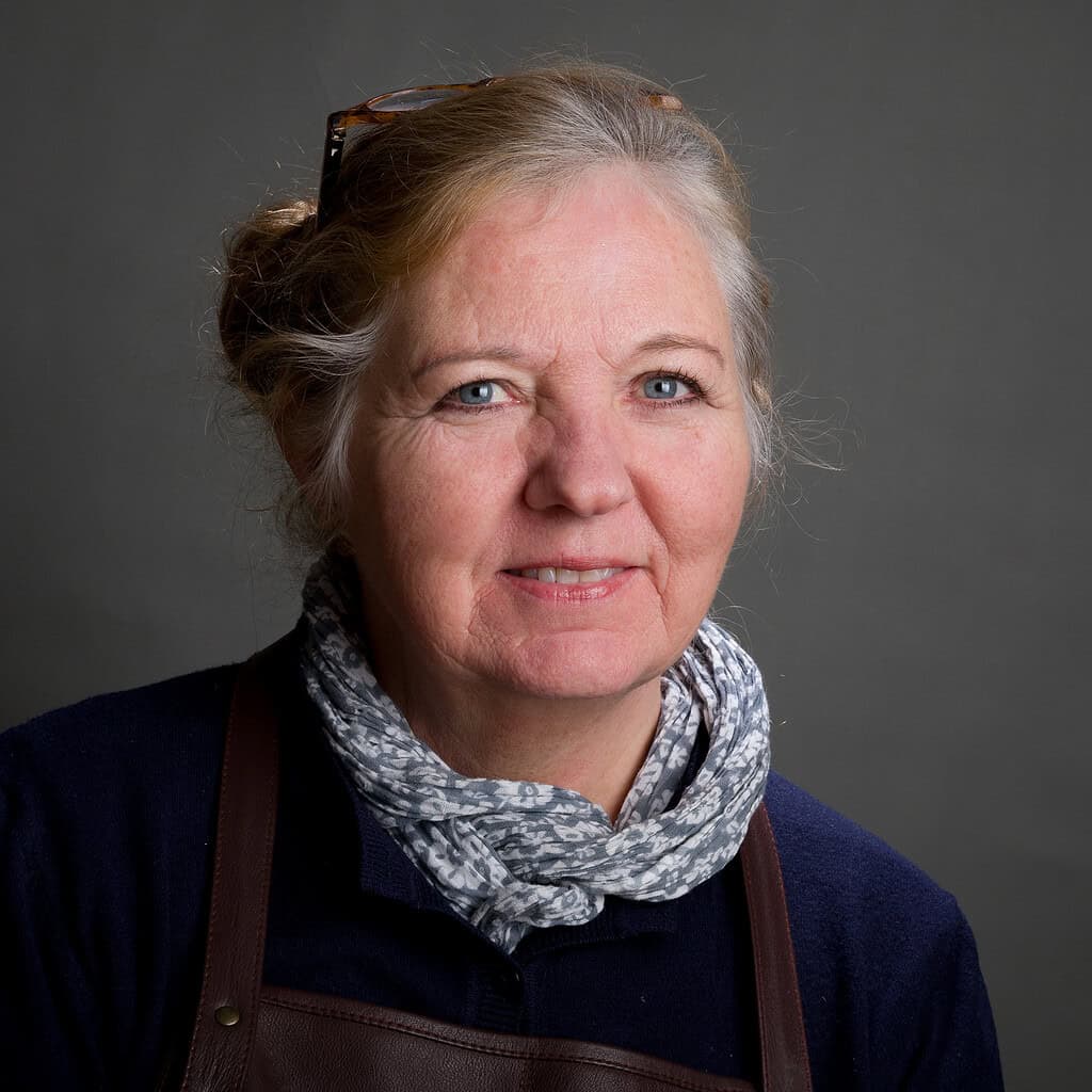 Stolt kunstner med kreativitet, inspirerende miljø på Dronninglund Kunstcenter, Sydjylland.