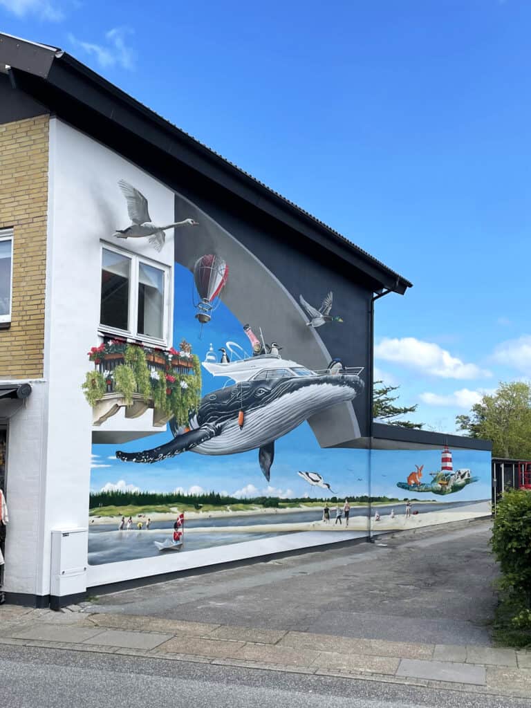 Farvehval Mural ved Dronninglund Kunstcenter med havdyr og kreative elementer.