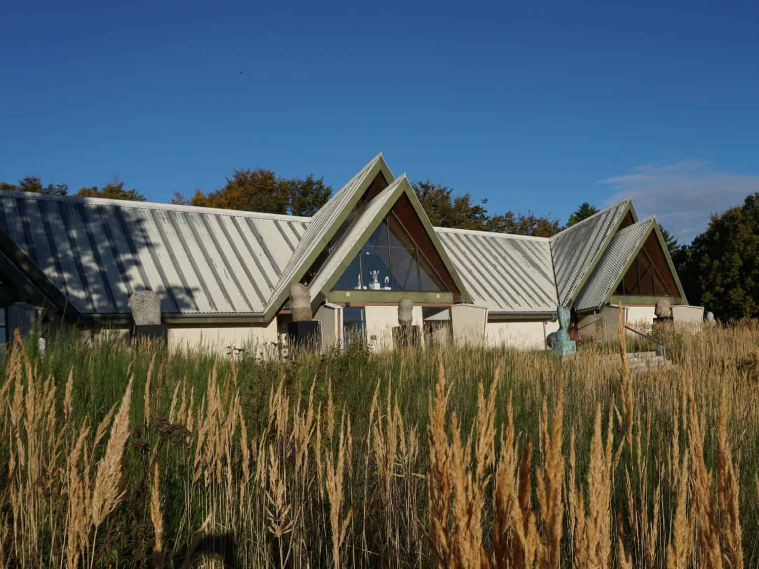 Unikt kunstcenter med moderne arkitektur omgivet af natur i Dronninglund, kunstoplevelser i naturskønne omgivelser.
