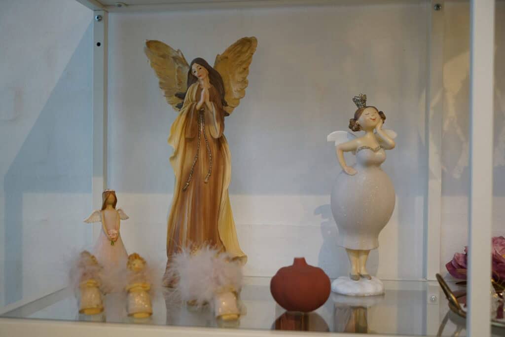 Himmelske figuriner og kunstværker på Dronninglund Kunstcenter.