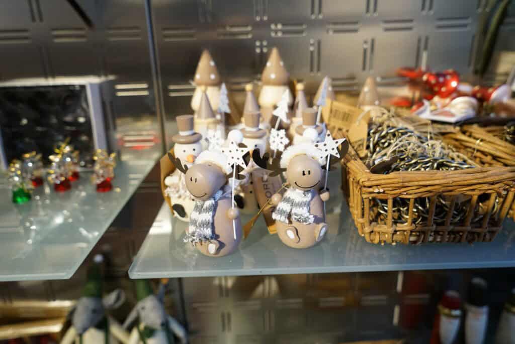 1. Julepynt og dekorative figurer til jul på Dronninglund Kunstcenter.