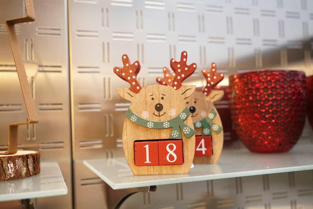 Juletrekantsdekorationer med kalender i træ, perfekt til kunst og design fra Dronninglund Kunstcenter.