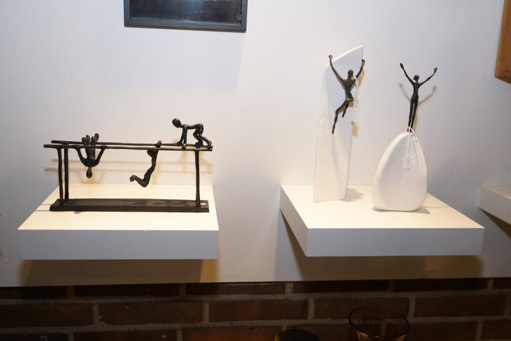 Håndlavet skulpturer på Dronninglund Kunstcenter, moderne kunstværker i sort og hvid.