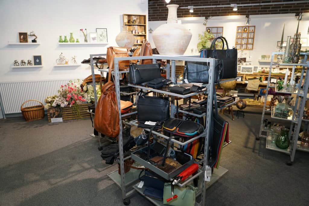 Farvet udvalg af kunsthåndværk og design på Dronninglund Kunstcenter.
