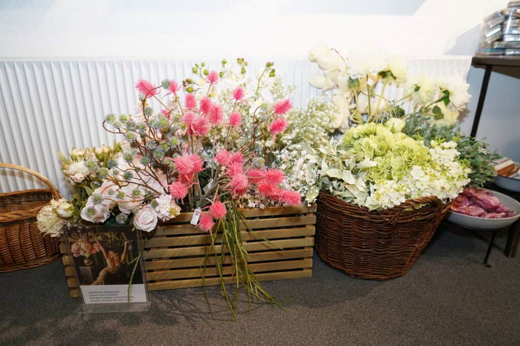 Kunstcenter med blomsterudstilling i Dronninglund, skøn samling af kunst og blomsterdekorationer.