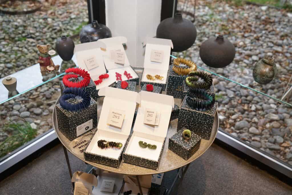 Farverige læderarmbånd og smykker på udstilling i Dronninglund Kunstcenter.