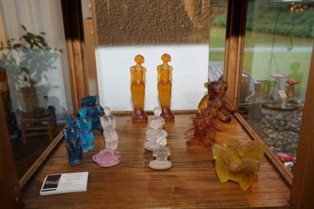 1. Finske glasfigurer i forskellige farver og former udstillet på Dronninglund Kunstcenter.