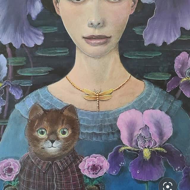 Magisk realisme portræt af kvinde med blomsterhovedbeklædning og kat.