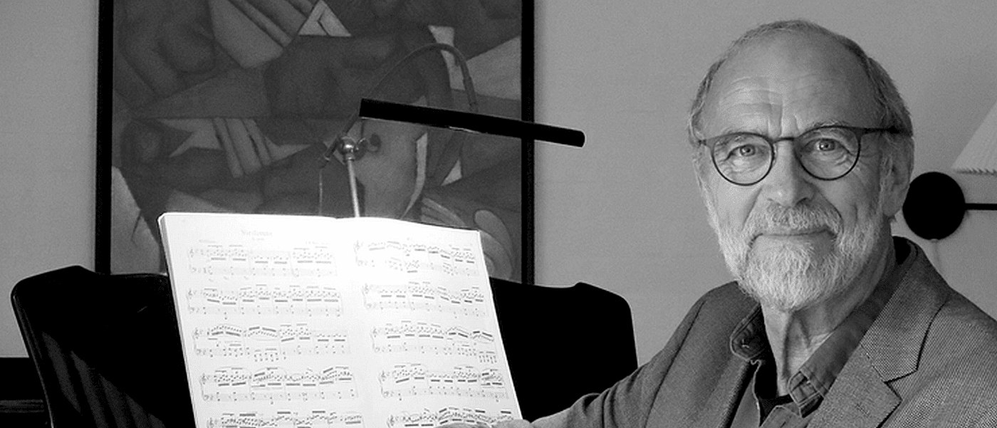 Erik Sommer spiller klaver under fællessang i Dronninglund Kunstcenter.