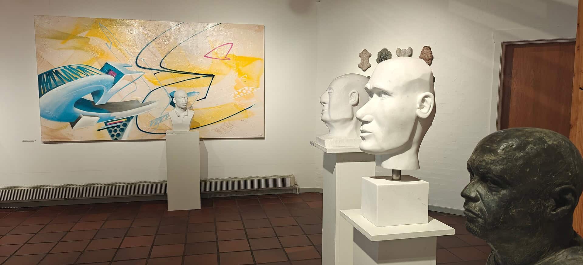 Moderne kunstudstilling med skulpturer og abstrakt maleri i Dronninglund Kunstcenter.