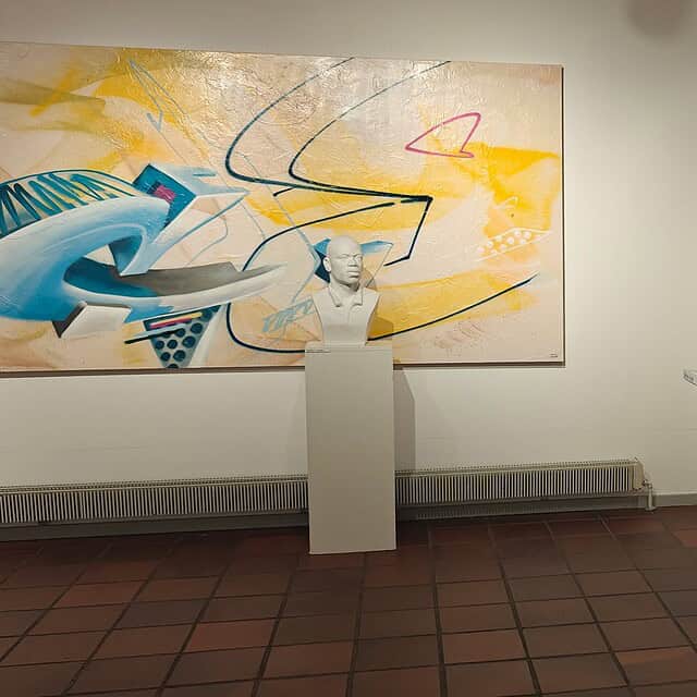 Moderne kunstudstilling med skulpturer og abstrakt maleri i Dronninglund Kunstcenter.