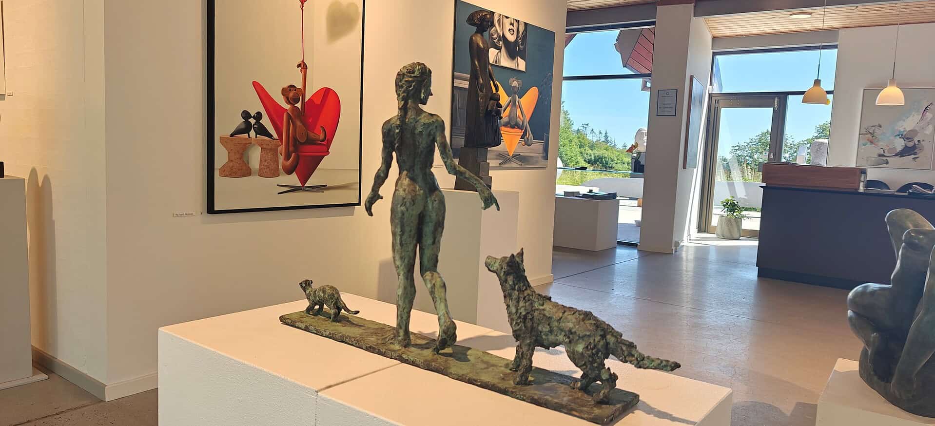 Udstilling på Dronninglund Kunstcenter med skulpturer og kunstværker.