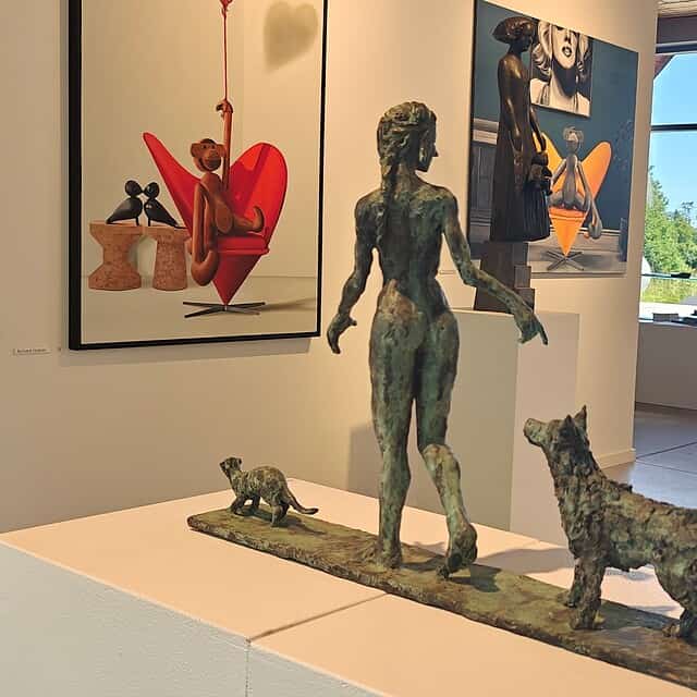 Udstilling på Dronninglund Kunstcenter med skulpturer og kunstværker.