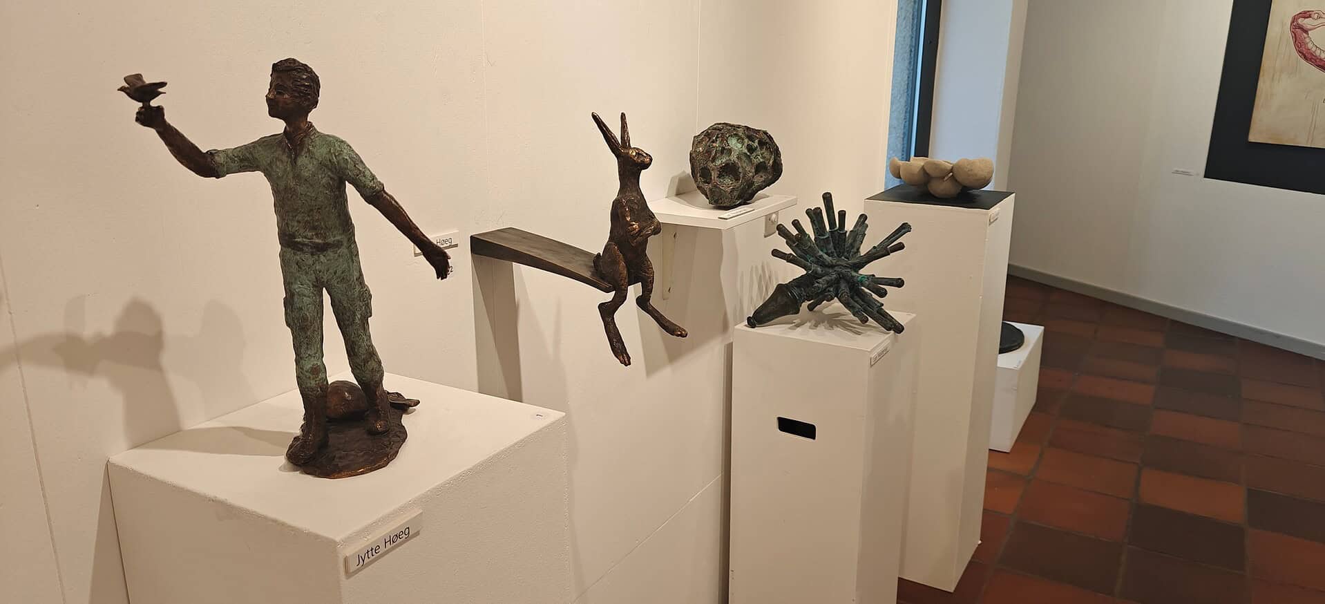 Udstilling af skulpturer på Dronninglund Kunstcenter i Danmark.