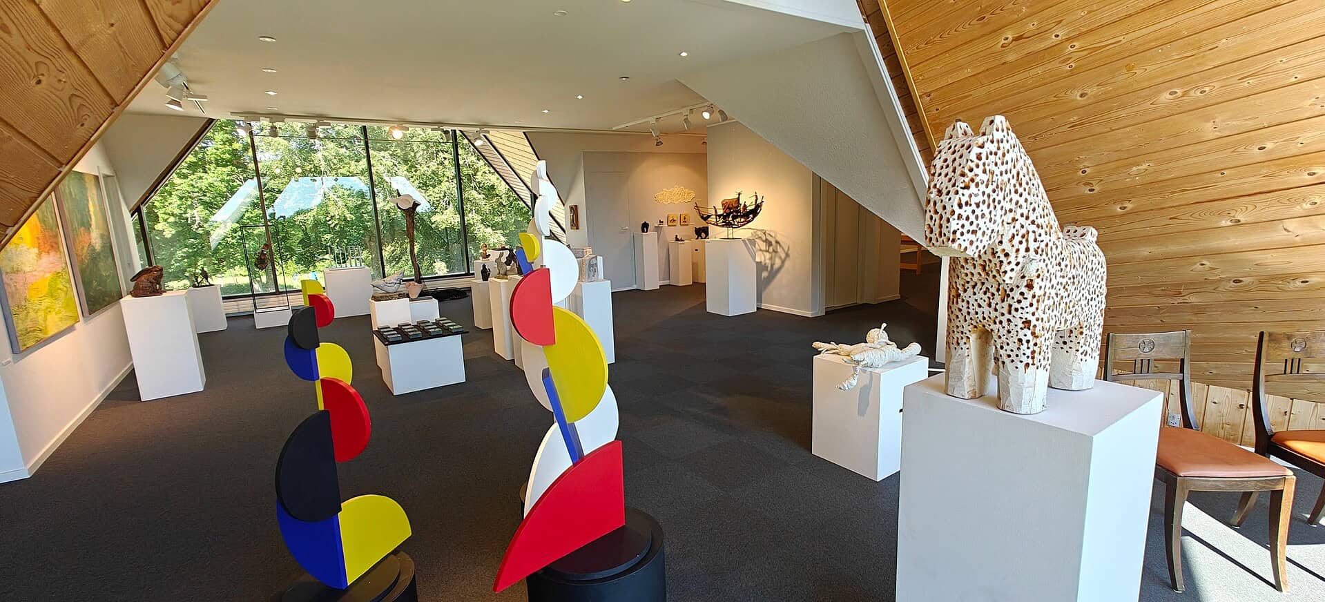 Dronninglund Kunstcenter udstilling med moderne kunst og skulpturer.