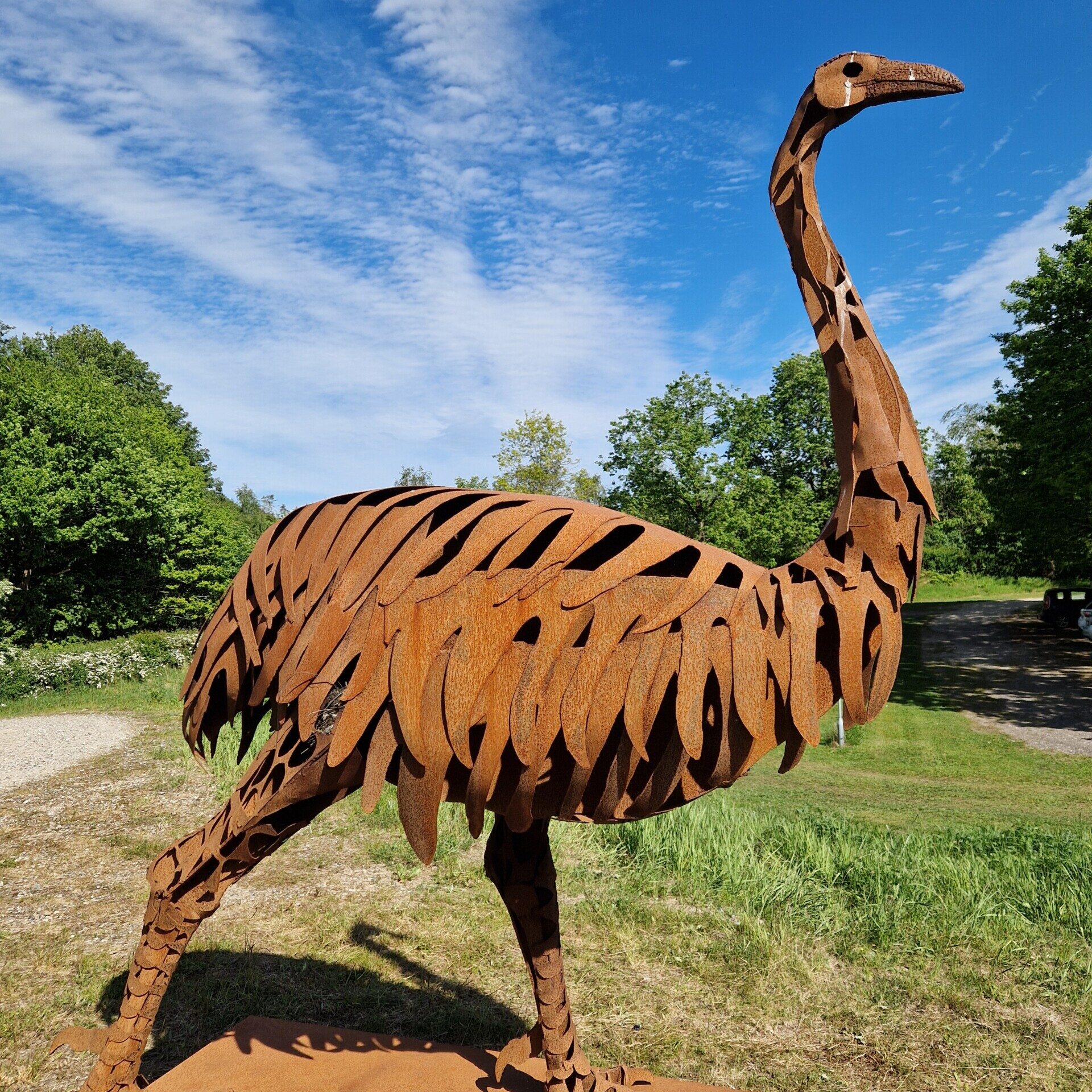 Skulptur af en stor, rustfarvet fugl i Dronninglund Kunstcenter.
