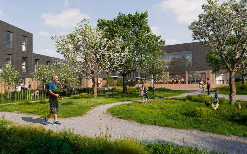 Beboere går tur på sti i moderne bofællesskab i København.
