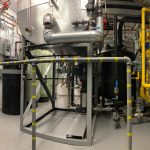 Système de traitement d’eau industriel Ecowaterlab avec réservoir isolé et conduites de gaz.