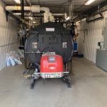 Chaudière industrielle Hurst équipée d’un brûleur rouge Riello, installée dans une salle technique dédiée à la production de vapeur pour des applications industrielles.