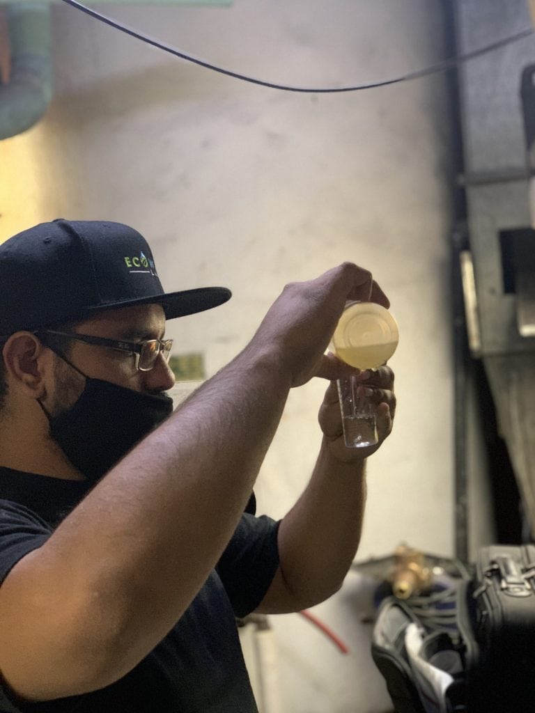 Mécanicien de machines fixes Un spécialiste qui teste l'eau