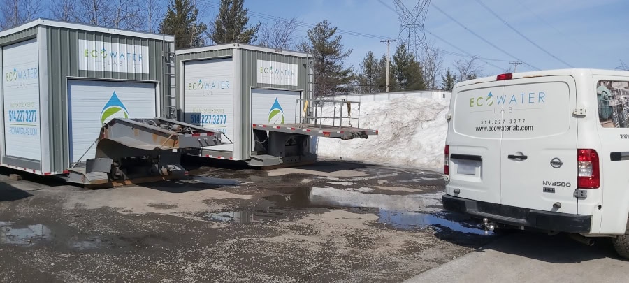 Camion nissan avec le lettrage ECOWATERLAB avec deux unités mobiles