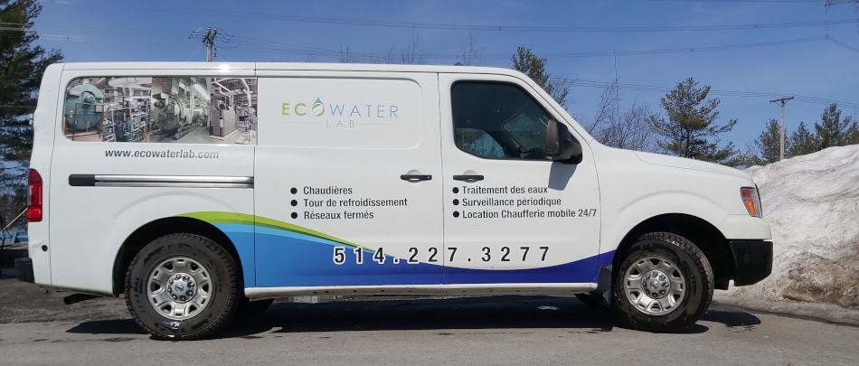 Camion nissan avec le lettrage ECOWATERLAB