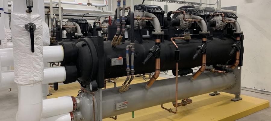 Système de réfrigération industrielle avec compresseurs montés sur un évaporateur horizontal et tuyauterie en cuivre, installé chez Ecowaterlab.