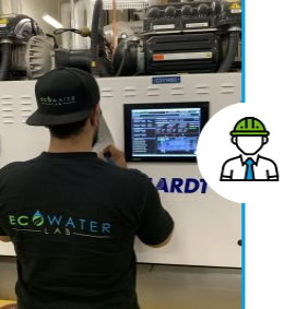 Technicien d'Ecowater Lab supervisant un écran de contrôle pour le traitement industriel de l'eau
