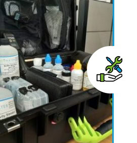 Kit de produits chimiques et outils utilisés par Ecowater Lab pour l'entretien et le traitement de l'eau.