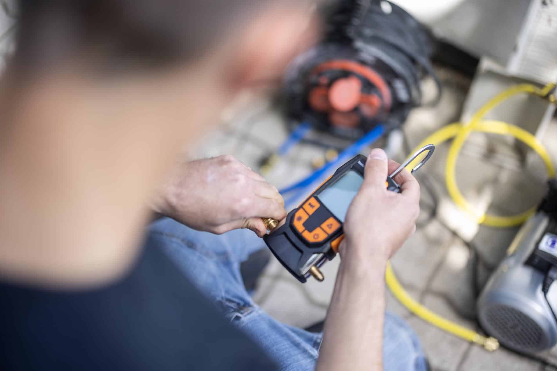 Medarbejder med varmepumpe