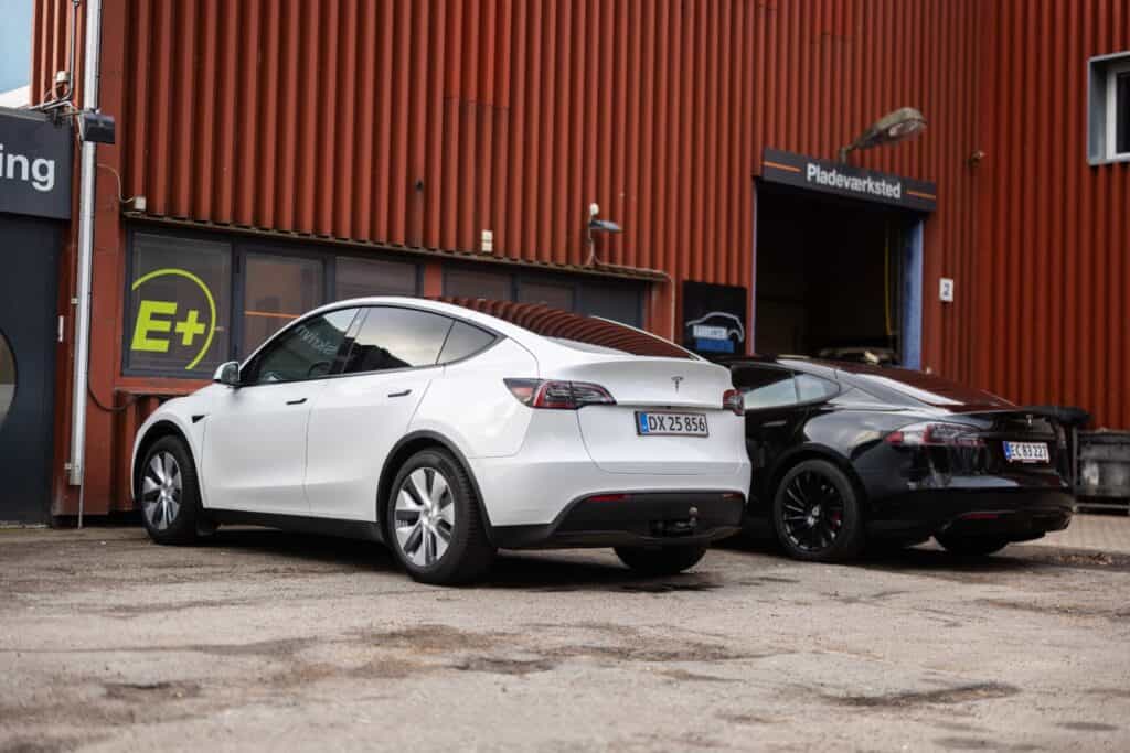 Hvid Tesla parkeret foran Elbil-service.dk