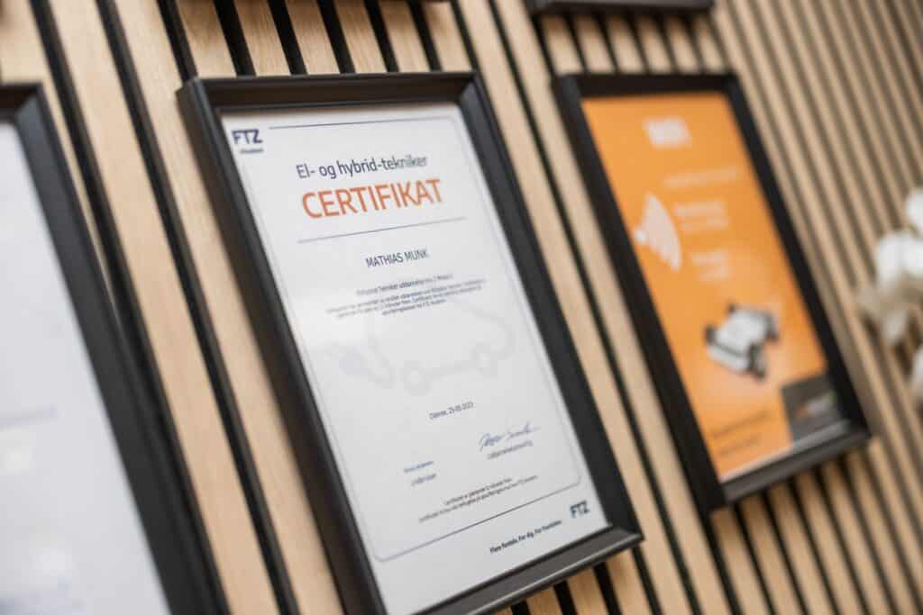 Certifikat i ramme på værkstedets væg