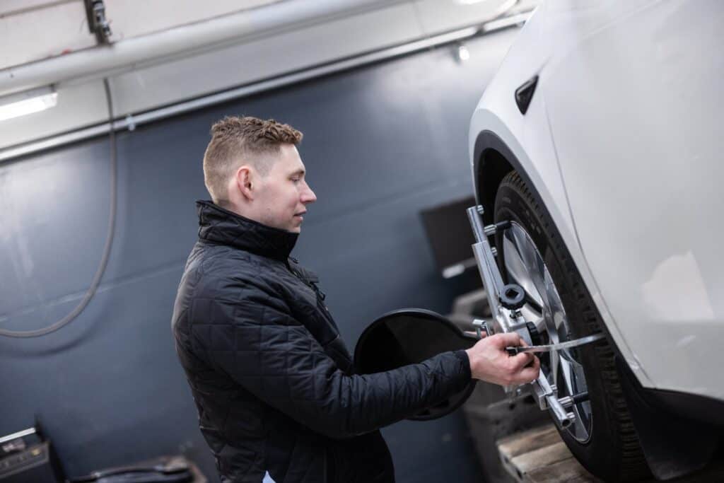 Mekaniker der arbejder på hjul og bremser