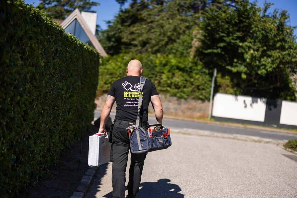 Elektriker som er på vej til en opgave vedrørende indeklima og ventilation