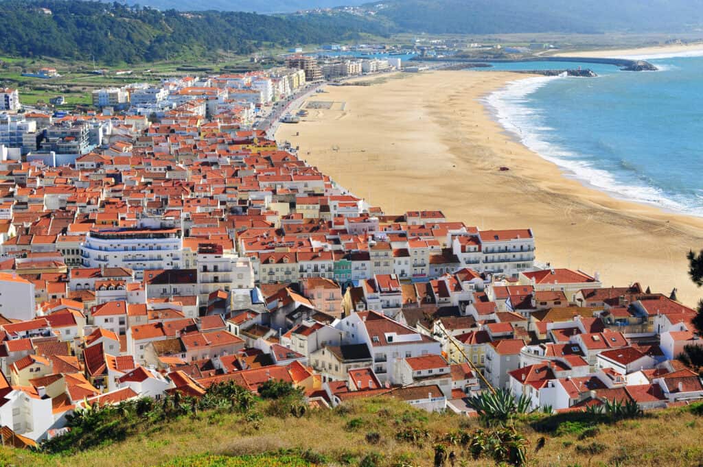 Quelle est la période des grosses vagues à Nazaré