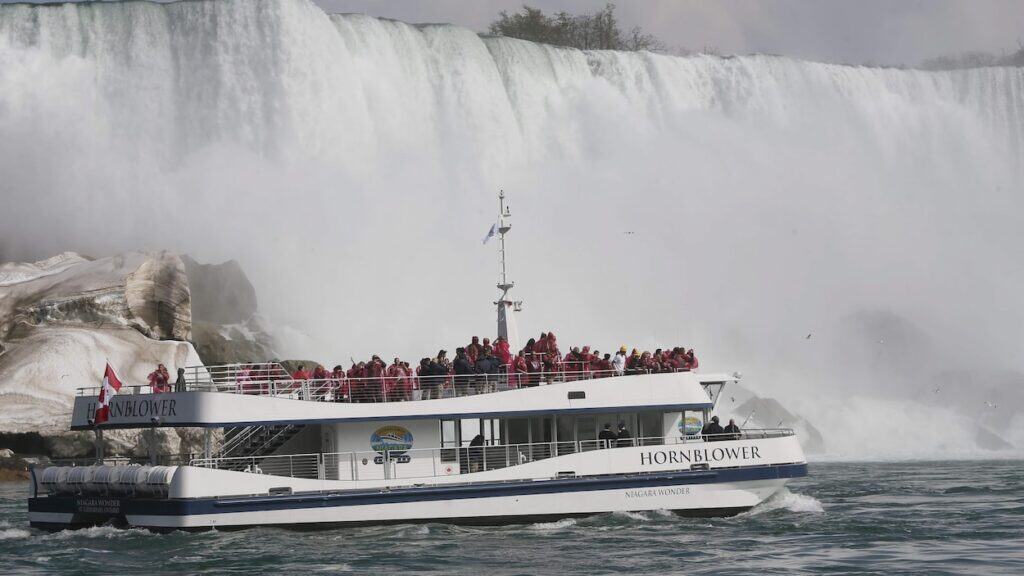 bateau chute du niagara hiver