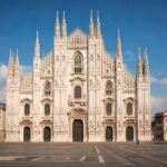 Façade gothique et flèches du Duomo de Milan vues depuis la place.