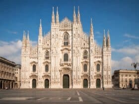 Façade gothique et flèches du Duomo de Milan vues depuis la place.